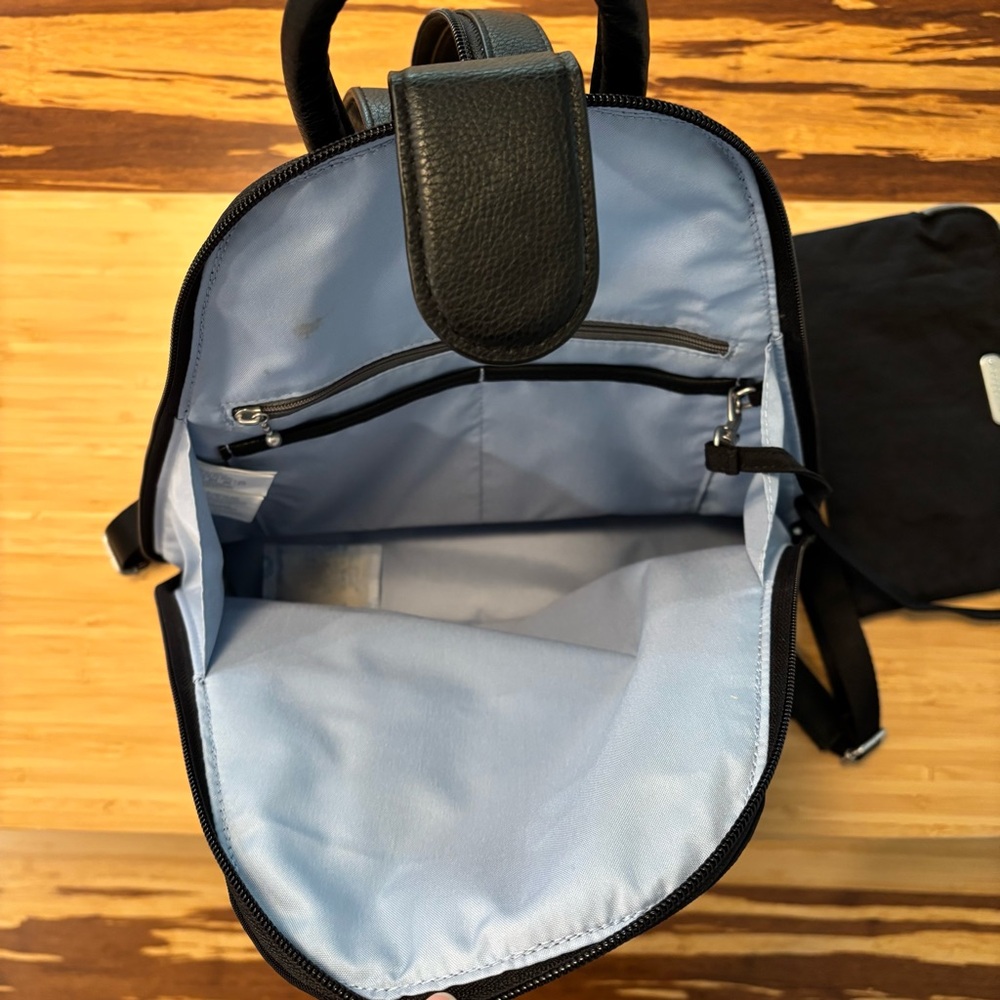 Baggallini Small Backpack. - image 4